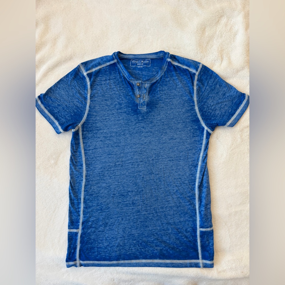 Buckle Black Men's Blue Tee size medium